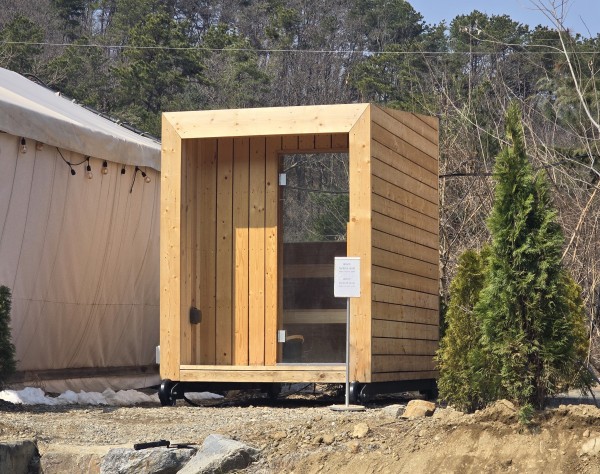 청계산장 캠핑장에 설치된 2인용 전기 사우나 – 측면 외부 모습