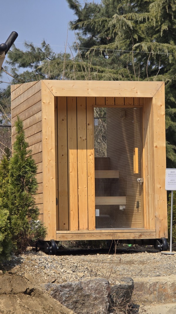 청계산장 캠핑장 2인용 전기 습식 사우나 – 정면 외관