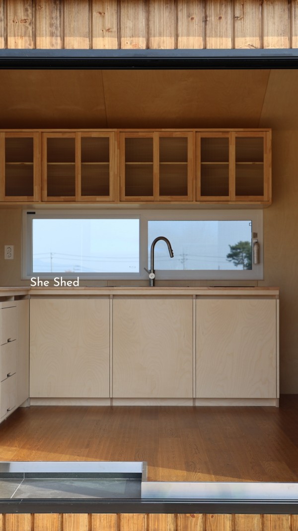 숲속의작은집 6평 내부주방 – 원목싱크대 상하부장