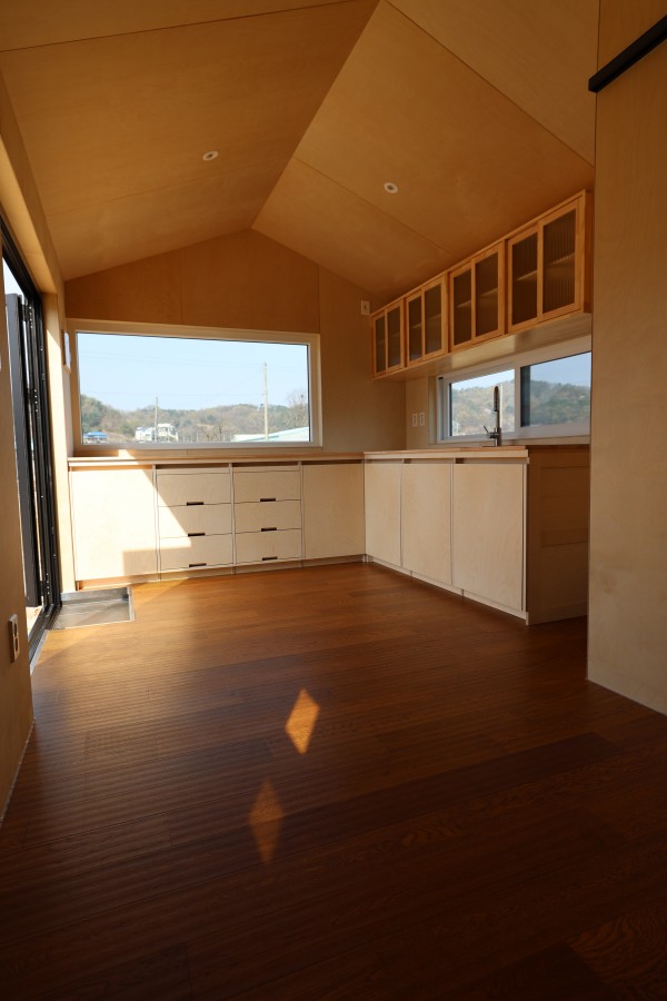 숲속의작은집 내부모습 – 외부전경이 한눈에들어오는큰고정창