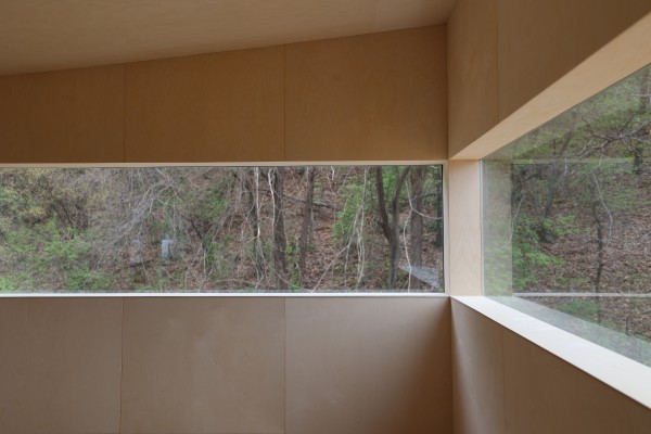 대형 고정창을 통해 자연이 보이는 침실 – 슬로우캐빈 9 실내