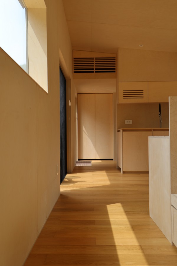 체류형 쉼터 침대 사이즈 확인 중인 건축주 모습 – 슬로우캐빈 설치 과정