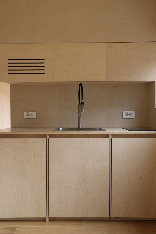 폴딩도어와 주방, 현관이 보이는 슬로우캐빈 9 실내 전경