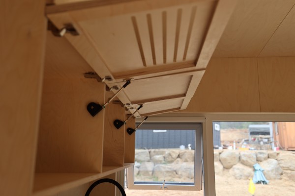 현관 옆 수납장과 자작합판 마감으로 구성된 내부