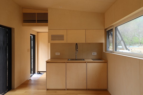 에어컨 피트실 커버와 침실에서 바라본 현관