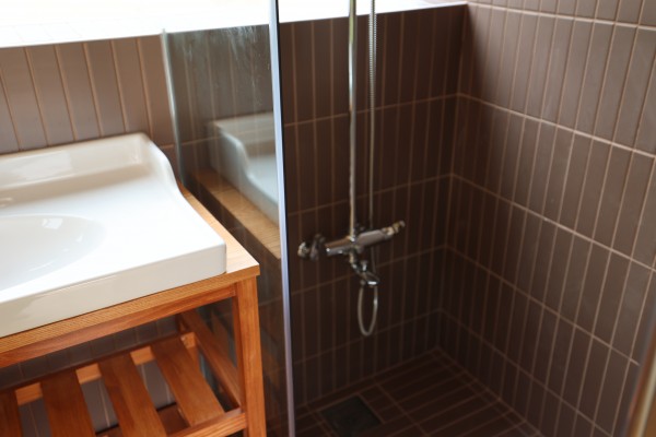 현관입구에 놓인 원목 신발 선반