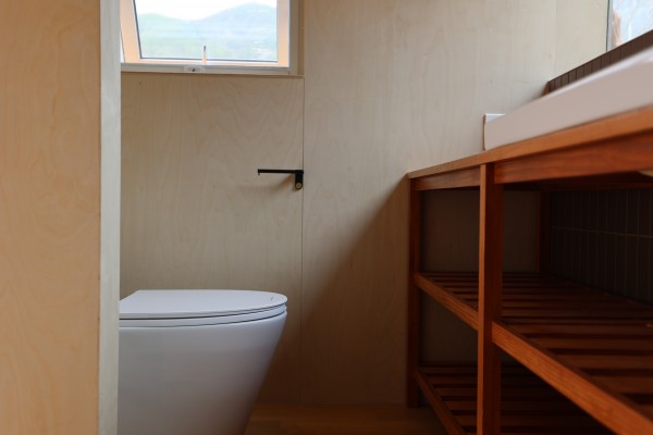 상하부장과 정돈된 원목 싱크대 – 짜임새 있는 9평 구성