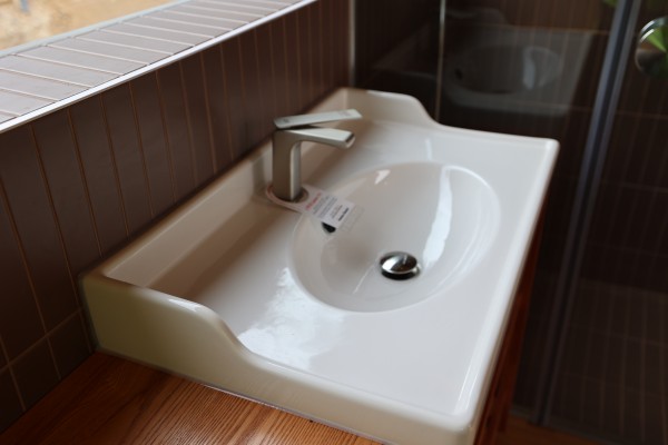 ASH 상판과 빌트인 냉장고로 구성된 슬로우캐빈 주방