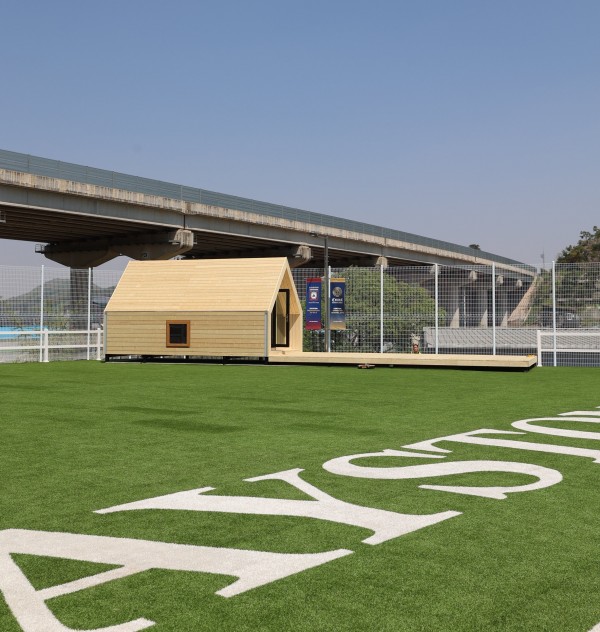 페이스튼 국제학교 잔디마당 위에 설치된 6평 오각집 외관 – 마룸주택 사례