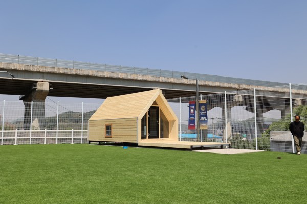 8미터 데크와 연결된 오각집 – 국제학교 잔디마당 위 설치 모습