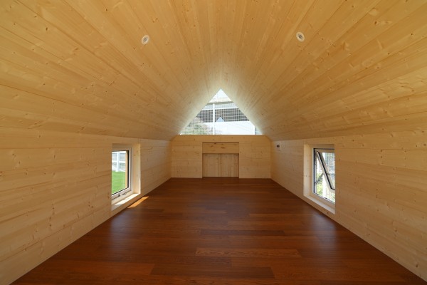 삼각형 고정창과 환기창이 보이는 오각집 내부 – 6평 아이들 공간