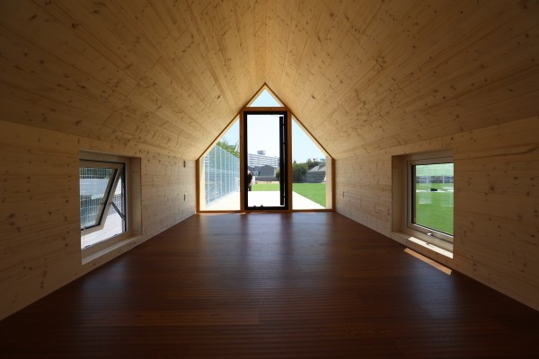 잔디마당이 보이는 전면 유리 현관 – 오각집 입구 구성