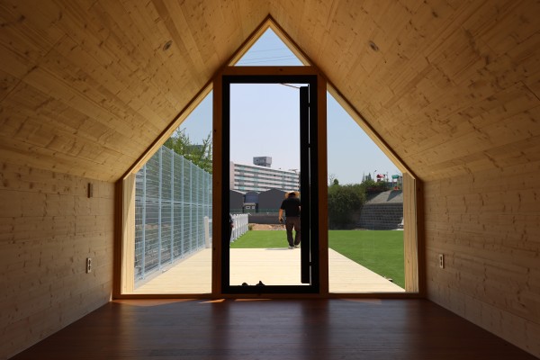 8미터 데크와 오각집 현관 전경 – 마룸 설치 사례