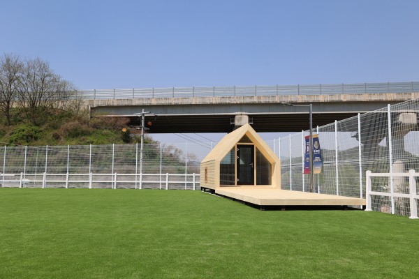 오각집과 데크가 완성된 모습 – 국제학교 내 체육 공간 활용