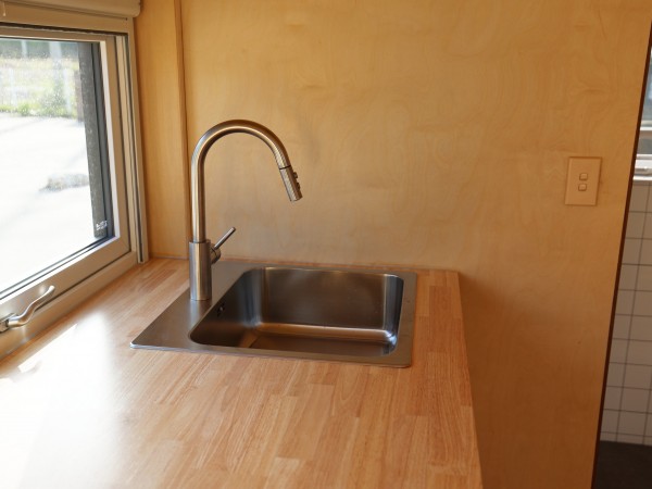 마룸 5평 세컨하우스 욕조와 샤워기 – 미니멀한 욕실 구조