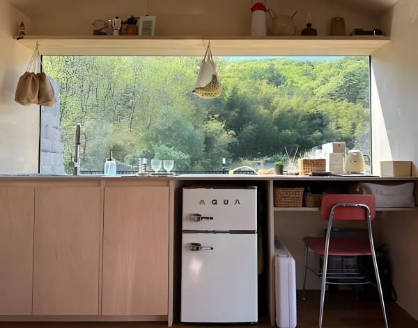 숲이 보이는 대형 고정창과 주방이 있는 내부 – 강화도 5평 숲속의작은집