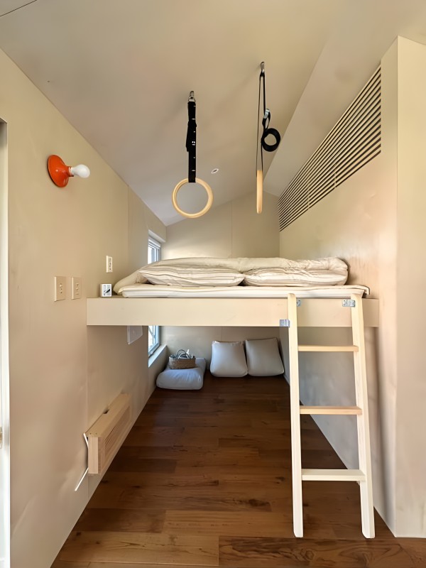 폴딩도어를 활짝 열어 자연과 연결된 실내 전경 – 숲속의작은집