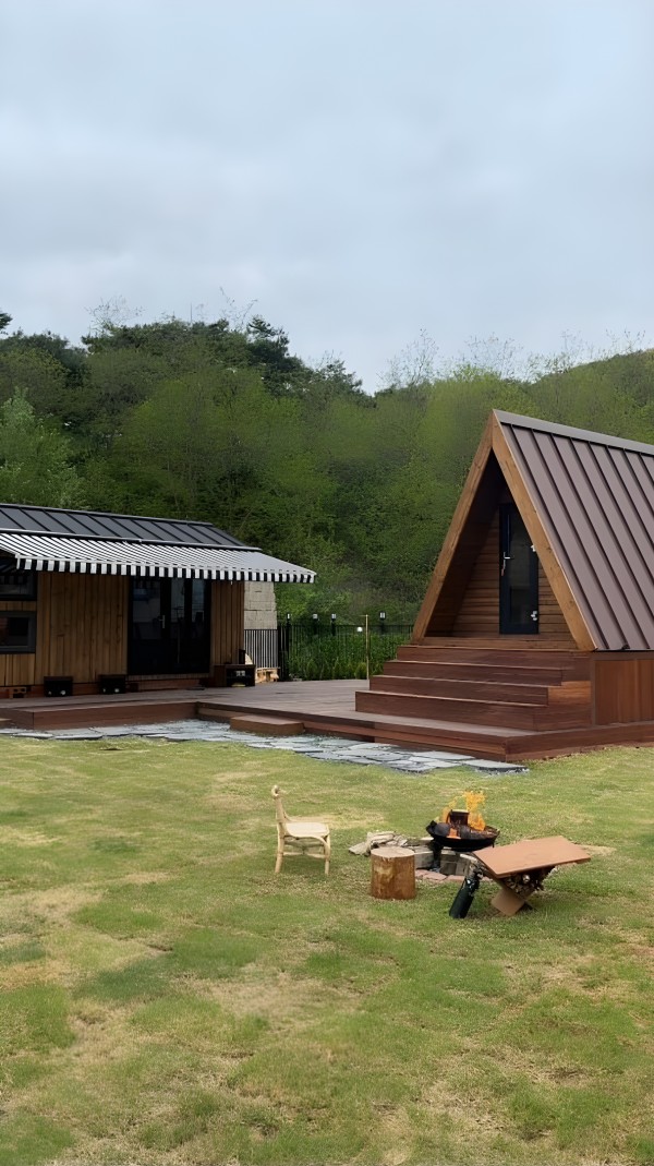 2층 벙커 침실과 사다리, 침구류가 보이는 내부 구조