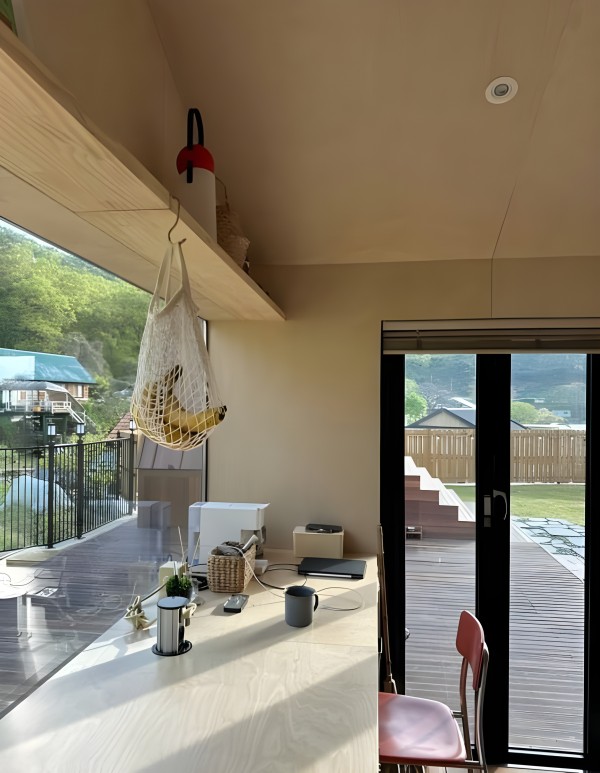 화이트 타일로 마감된 간결한 욕실 모습